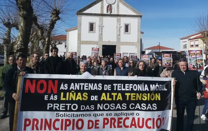 Collendo sintaruas en Agualada contra as antenas de Brenlla