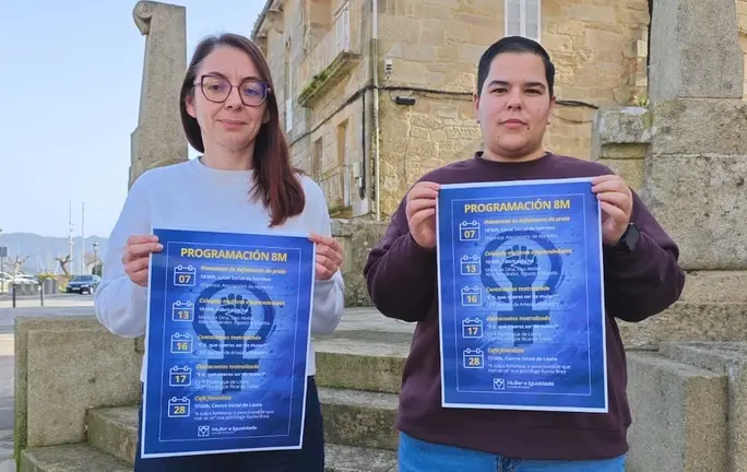 A alcaldesa de Muros Maria Lago e a concelleira Maruxa co programa de 8M