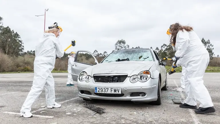 actividade de destructoterapia en Carballo polo 8M cun coche