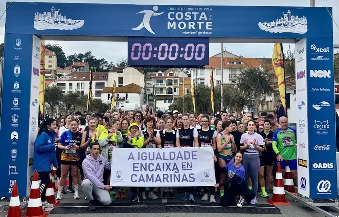 Carreira Correndo pola Costa da Morte en Camarinas polo 8M