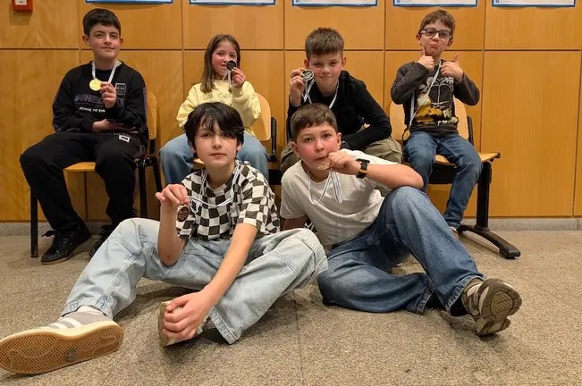 Xadrez inclusivo cun paso mais