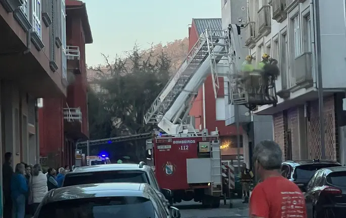 os bombeiros no accidente de Vimianzo