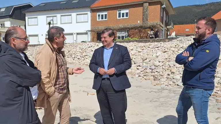 visita de Julio Abalde a praia do Ezaro