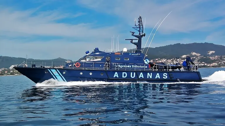 embarcacación Rodman 101 semellante a nova base de Aduana de Cee