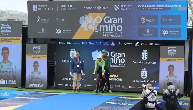 Imaxe da saida dun ciclista do Gran Camino na primeira etapa-Foto-XornaldaCoruna