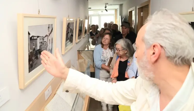 Xan Fraga aprendendo a Carballo de feiras