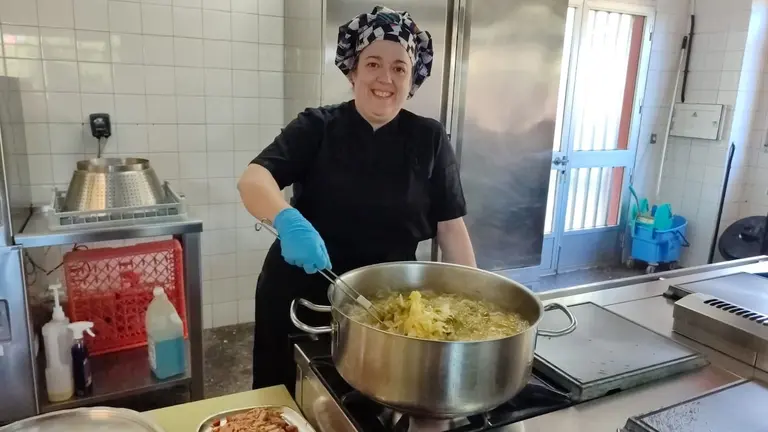 Ana Noya cocineira do comedor do CEIP Vilarmide 2