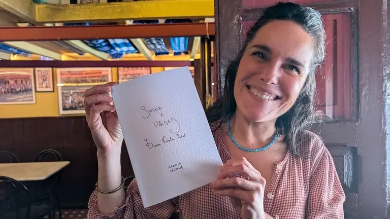 Diana Varela Puñal co libro Sereas e Ulises no Chaflan copia