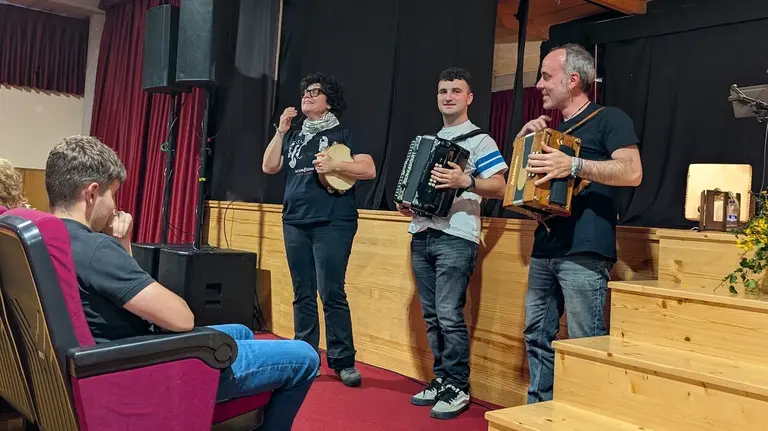 Homenaxe a Pazos. O grupo Acordeireta e Andrián, neto de Pazos.