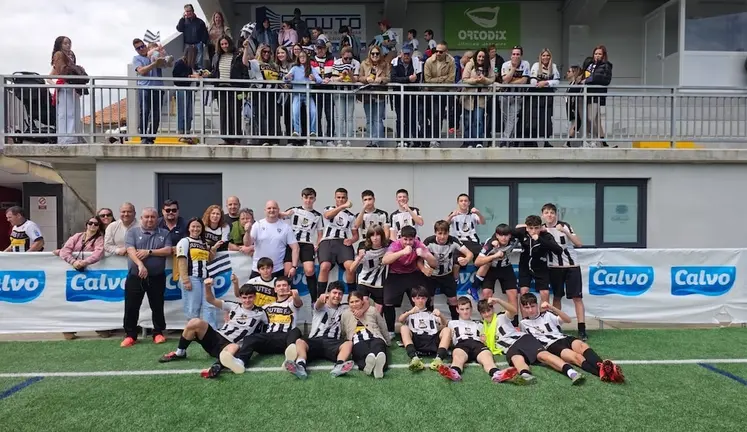 Outes CF Cadete celebrando o ascenso