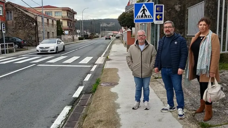  concelleiros Serxio Domínguez e Montse Canosa e deputado Oscar Insua, a carón dun paso de peóns na Avenida Fernando Blanco de Cee.
