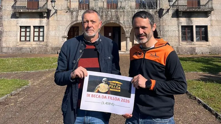O alcalde de Zas Manuel Muíño e o presidente da Asociación Monte Brondo David Fernández Blanco