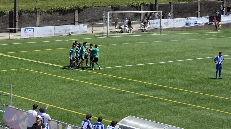 O Xallas celebrando o gol que lle da o pase a final polo ascenso a 1