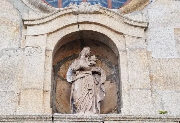 Virxe das Eiroas, na fachada da igrexa de Rus copia