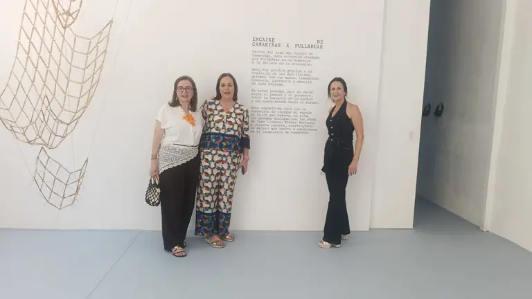 Sandra Insua, Encarna Liñeiro e a directora da Mostra, Dolores Lema, estiveron onte en Madrid, na Galería Belmonte, na presentación ao público que organizou a firma de moda xuvenil.