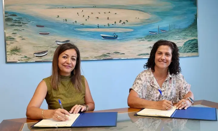 a Conselleira Maria Villaverde coa presidenta das mariscadoras do Anllons Ines Garcia