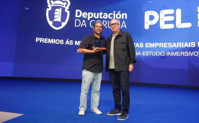 Ubaldo de Que pasa na costa con Xose Regueira recollendo o Premio PEL da Deputacion 