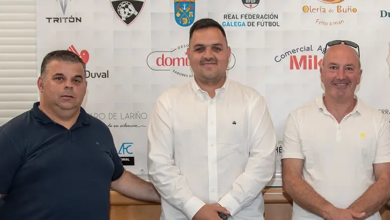 Felipe Vilela escoltado por Oscar Leis e Juan Jose Busto