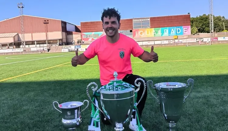 Eloy Garcia Fateira con varias copas do Xallas