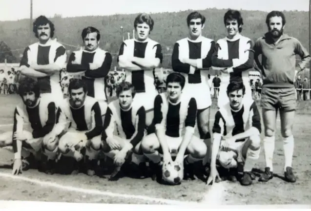 Tajes, Andrés, Barbazán, De la Torre, Salle, Manolo; Alejandro, Carballo, Palazón, Eduardo, Tuto (arquivo do Outes F. C.)