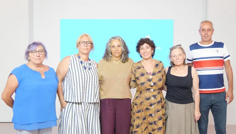Foto 1 - Lucía López e Mercé Barrientos con integrantes BNG Muxía