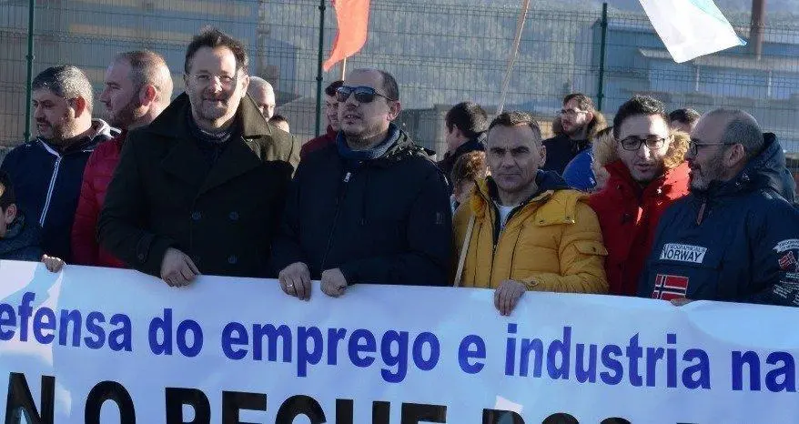 Paulo Carril, con Alfonso Mouzo e Xabier Santos nunha das concentracións ás portas de Ferroatlántica.Foto-Rafa Quintáns