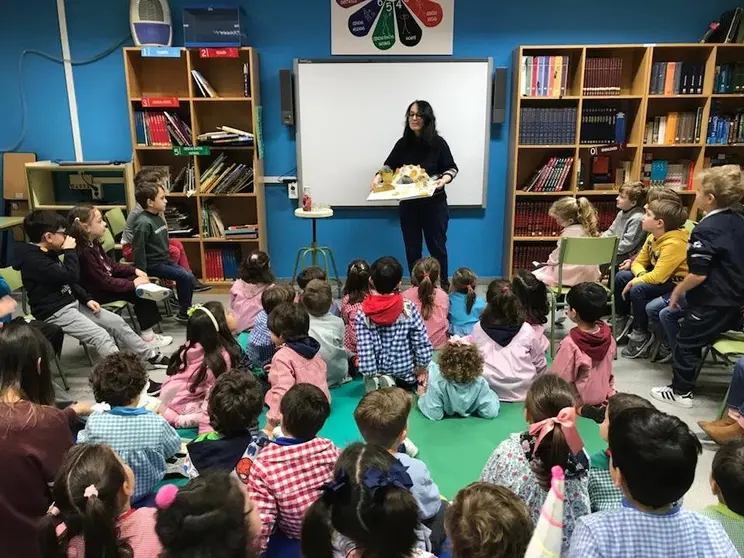 Palmira Castro impartindo un taller de igualdalde no CEIP Praia de Quenxe de Corcubión