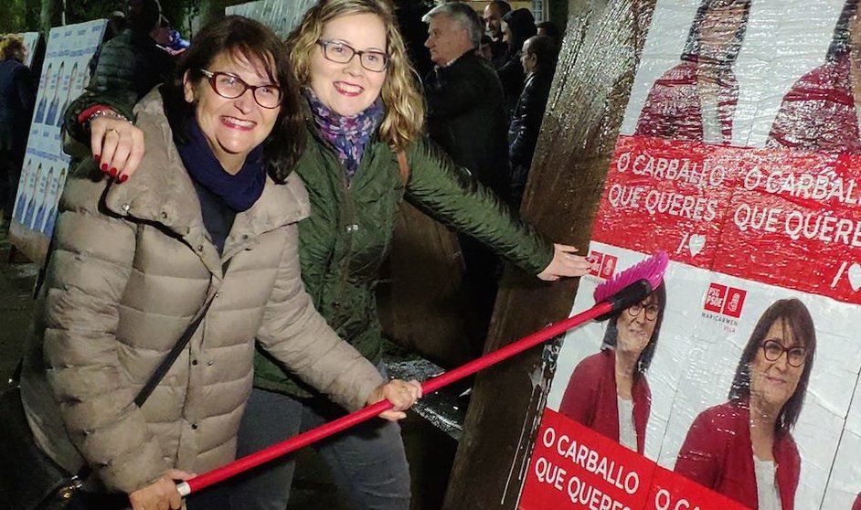 Mari Carmen Vila do PSOE de Carballo durante a pegada de carteis