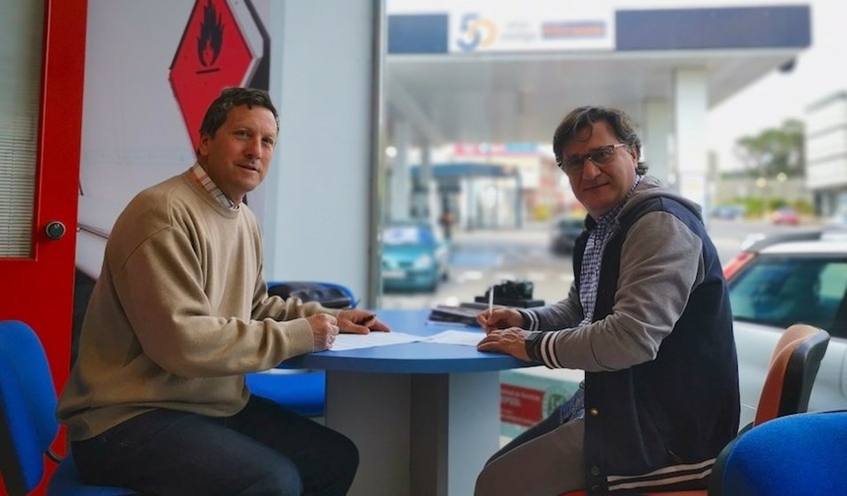 Salvador Augusto Mosteirin e Julio Bazarra asinando o convenio entre Manuela Rial e Bazarra