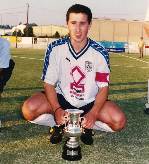 Suso eterno capitan do Dumbria-Premio Historico do Fugtbol da Costa ca Copa da Costa 2001