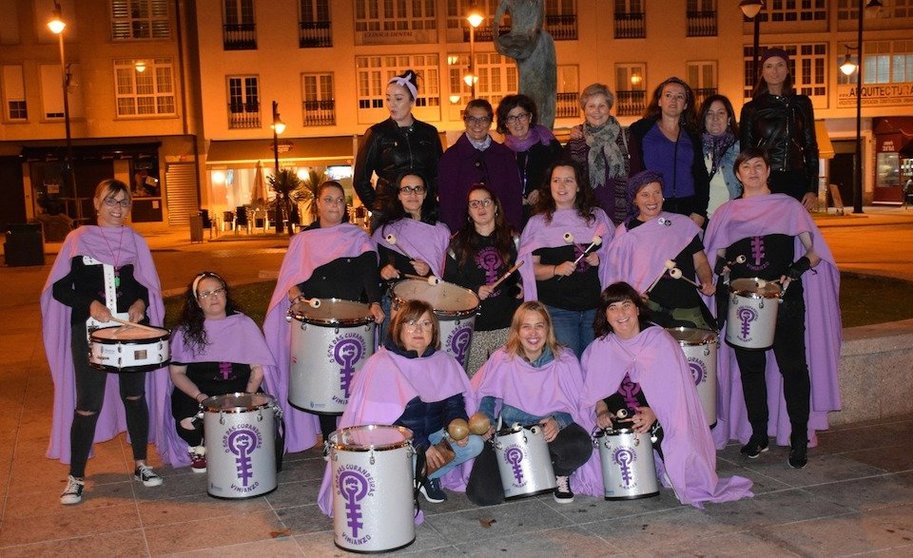 As mulleres da Buserana e as Curandeiras de Vimianzo na Praza 8 de Marzo de Cee na Noite Violeta-Foto-Rafa Quintans
