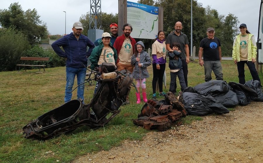 Voluntarios de Senda Nova sacaron unha moto do Rio Anllons