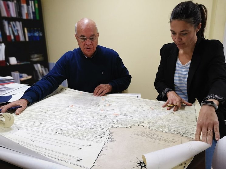 Gonzalo e Tatiana Rodriguez cos mapas de Pepe de Oleghario