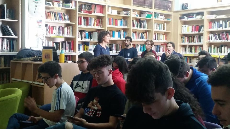 Alumnado do IES de Baio participando cos mobiles na presentacion da novela de Lola Rontano
