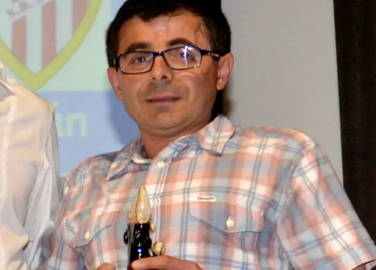 Manolo Lopez recollendo un premio na primeira Gala do Fútbol da Costa QPC