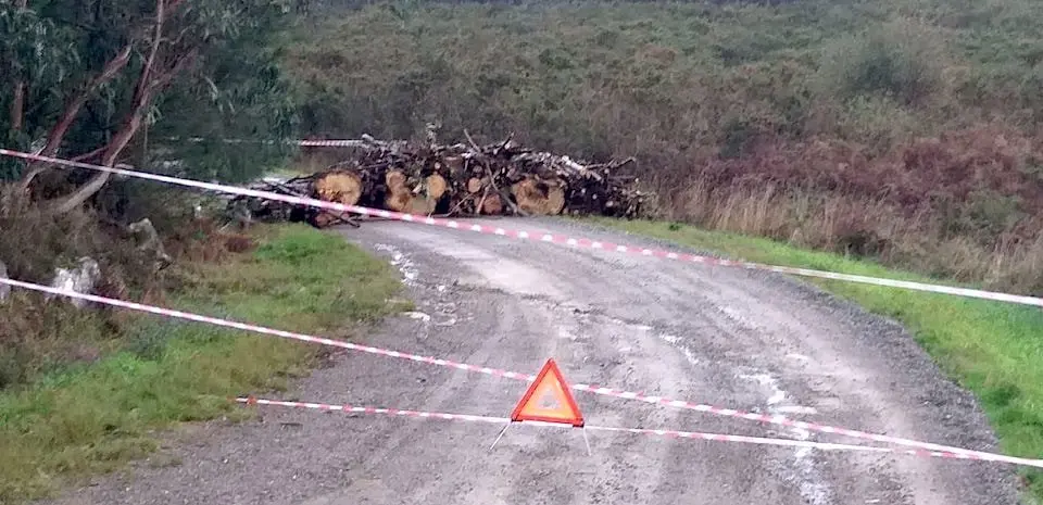 Un veciño de Corme pechou, con leña, unha pista ocupada na súa propiedade