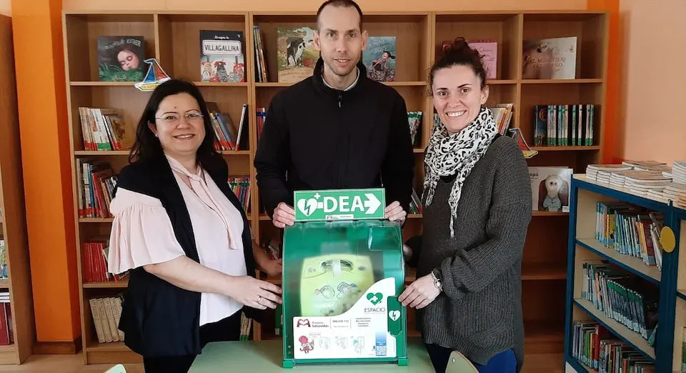 O director do CEIP de Corme Manuel Caridad coas Representantes da anpa María del Mar Bello e Lorena Collazo