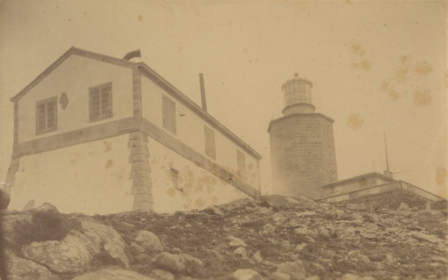O edificio da Sirena e o faro de Fisterra en 1888 copia