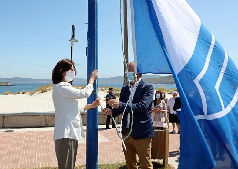 O alcalde de Laxe e a Conselleira izando a Bandeira Azul de Laxe
