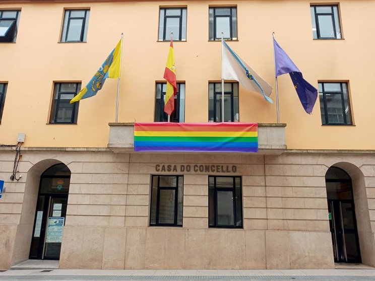 Casa do Concello de Malpica ca bandeira multicolor