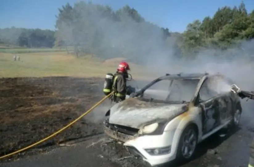 Incendio dun vehículo en Pereiriña