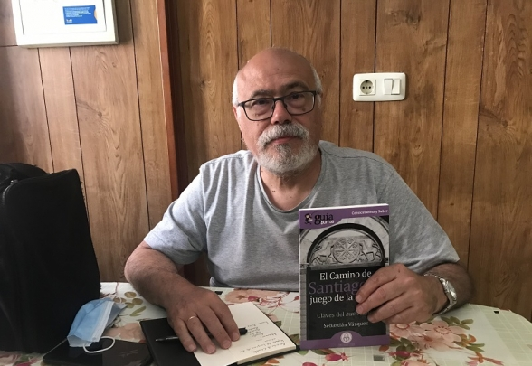 O escritor, Sebastián Vázquez, co seu libro "El camino de Santiago y el juego de la Oca".