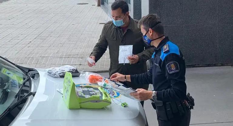 Muxía adquire un desfibrilador para a Policia Local