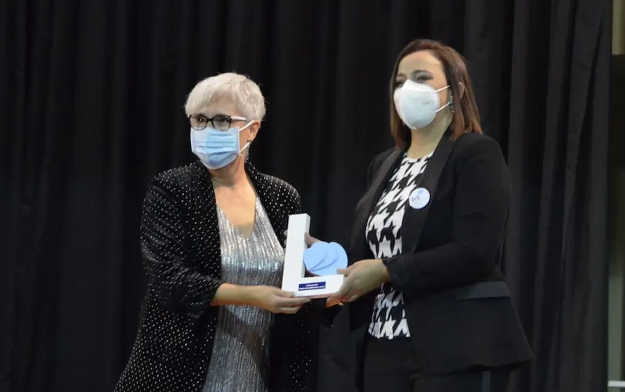 Diana Gándara recibindo o Premio da Liga Reumatoloxica Galega