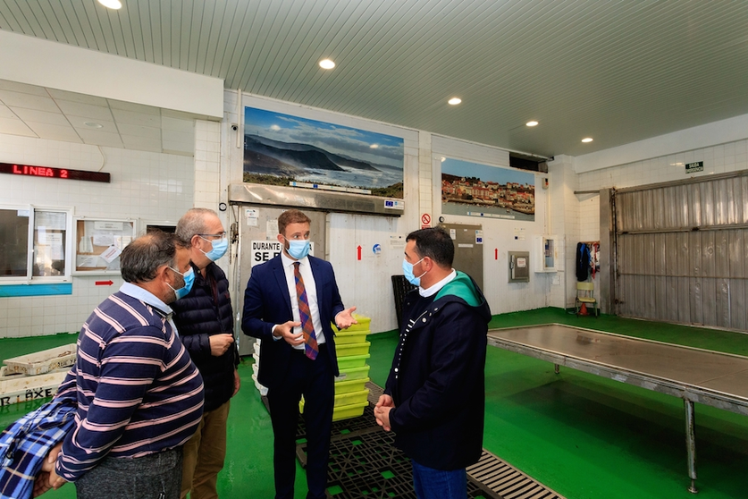 Visita institucional á Lonxa de Laxe
