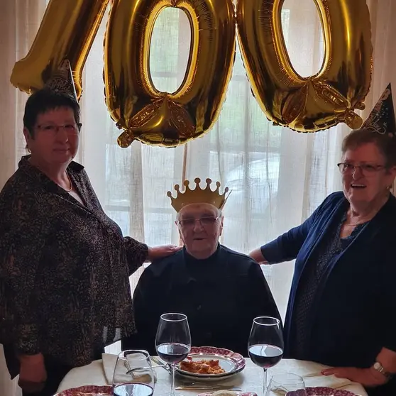 María de Medes de Carnota coas suas fillas Pilar e Gelines cumple 100 anos