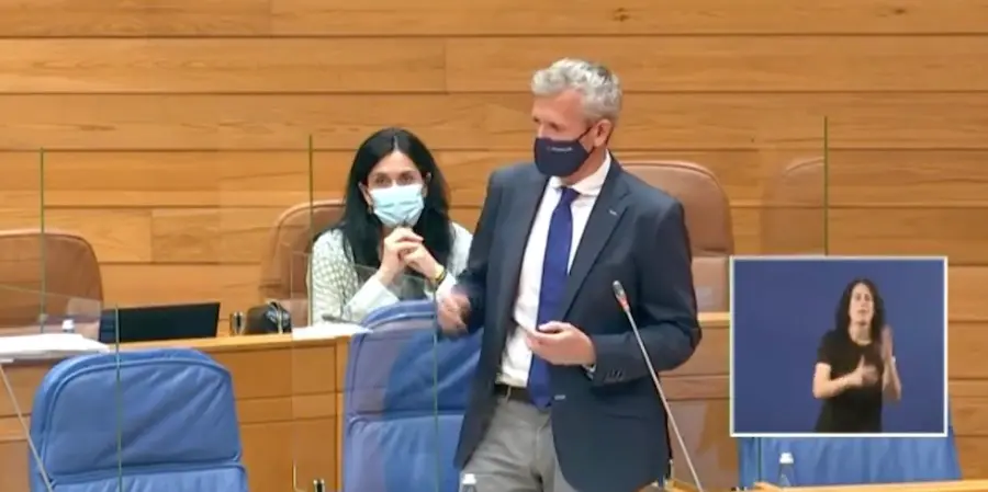 Rueda no Parlamento falando do Camiño dos Faros