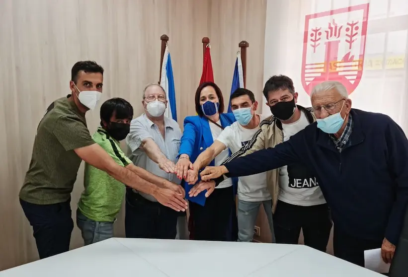 FOTO - O Concello asina un convenio de colaboración cos clubs de Camariñas para a creación dunha escola de fútbol (1)