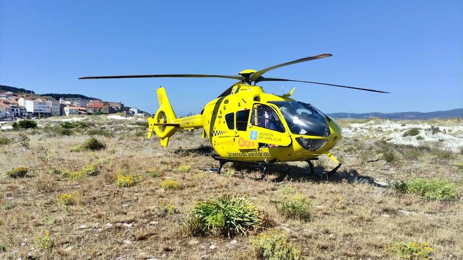 helicoptero medicalizado na praia de Laxe