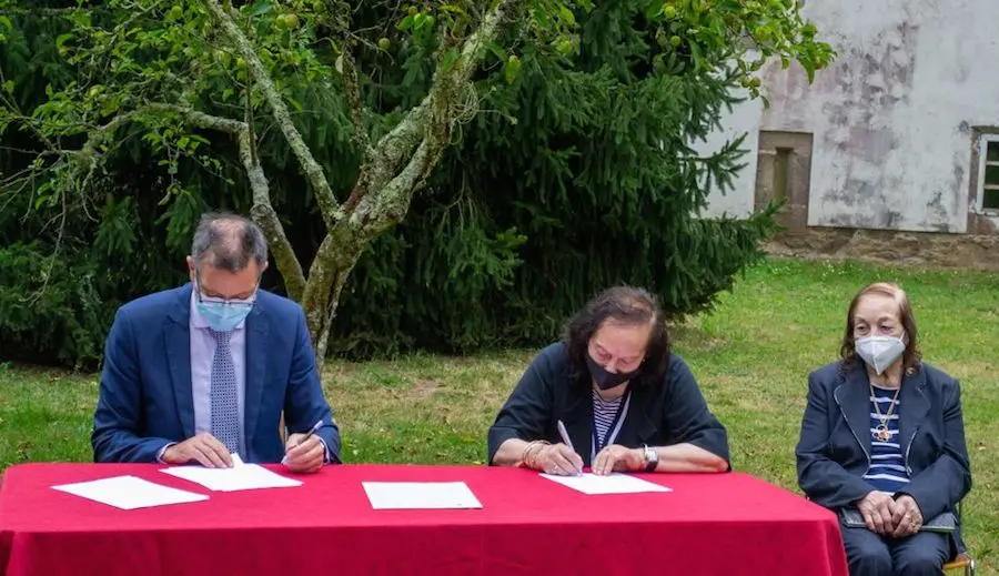 O Alcalde de Zas e as irmans Teresa e Olga Rojo Valiña